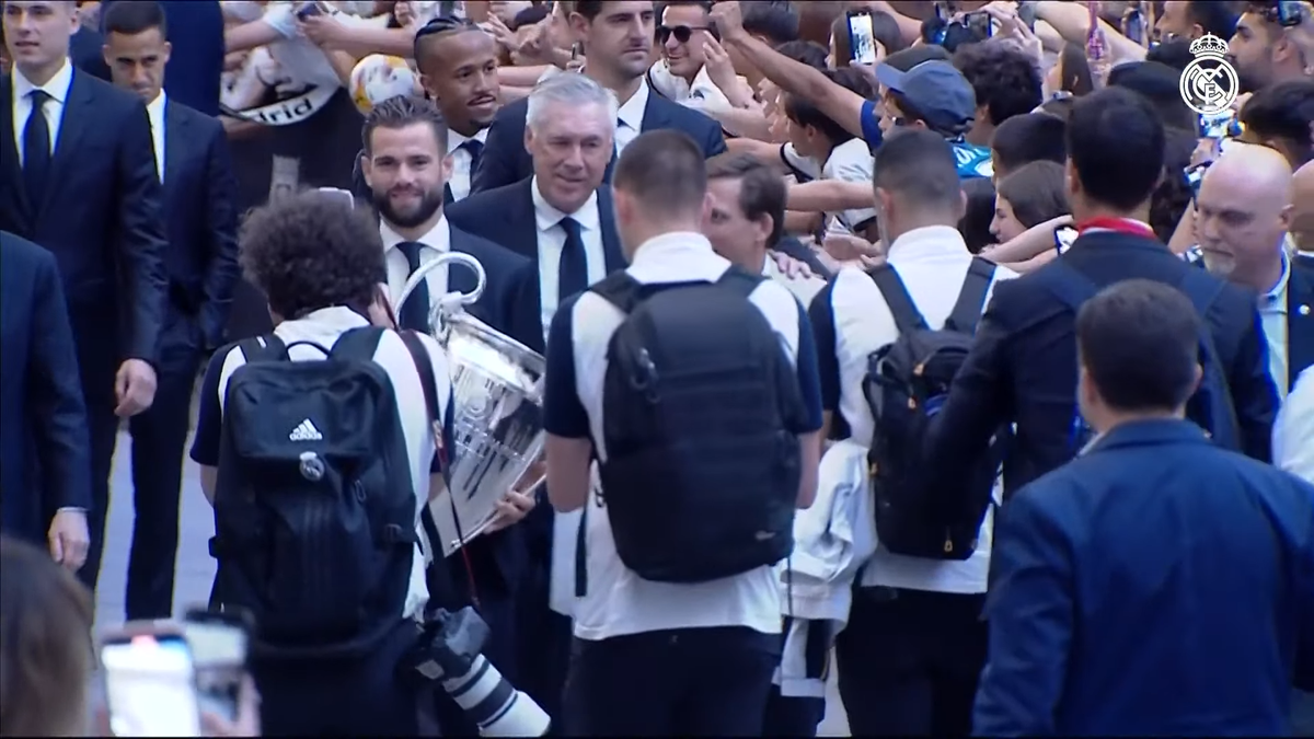 Trofeul Ligii Campionilor a ajuns la Madrid » Zeci de mii de suporteri i-au așteptat pe fotbaliștii lui Real Madrid în piața Cibeles. Vorbele lui Toni Kroos au emoționat până la lacrimi