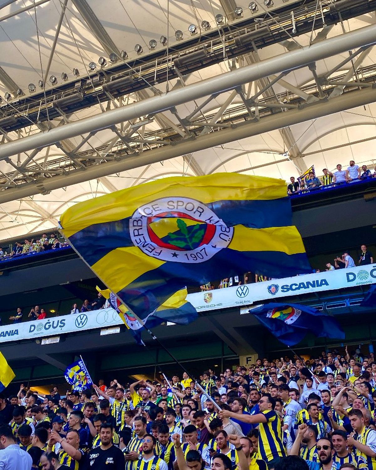 Isterie în Turcia, la prezentarea lui Mourinho la Fenerbahce! » Lusitanul a venit pe mare și a vorbit în fața a 45.000 de oameni: „Voi mă iubiți înainte de victorii”