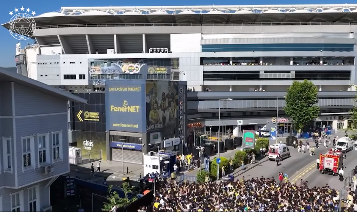 Sosirea și prezentarea lui Mourinho drept noul antrenor al lui Fenerbahce