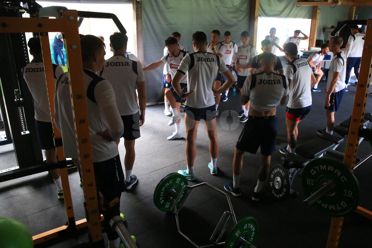 Soțul Teodorei Meluță, „inamicul” nr. 1 în cantonament » Ce regim zilnic trebuie să îndure fotbaliștii lui Daniel Pancu înainte de Campionatul European