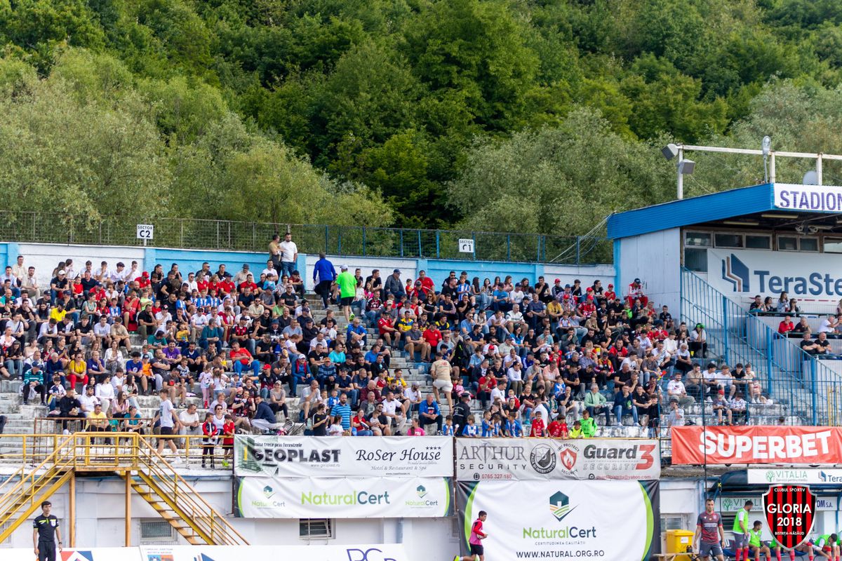 Imaginile ignorate din week-end »10.000 de oameni în tribune la meciul netelevizat din România