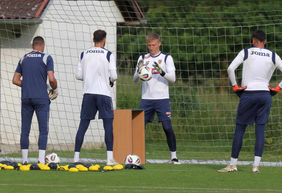 Exercițiul inedit efectuat de goalkeeperii României U21 / FOTO: Ionuț Iordache (GSP) Mai întâi glume, apoi „Focu' la ei!” » 8 detalii de la antrenamentul de azi al naționalei U21. Pancu a „intrat” în jucători: „Vă uitați ca Ștefan cel Mare!”