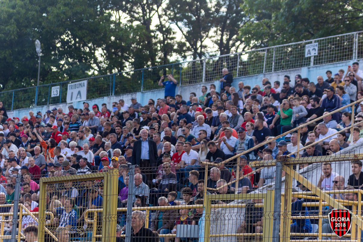 Imaginile ignorate din week-end »10.000 de oameni în tribune la meciul netelevizat din România