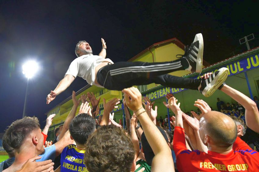 Imagini de colecție cu Adrian Mihalcea după ce Unirea Slobozia a rămas în Superliga. FOTO: Cristi Preda