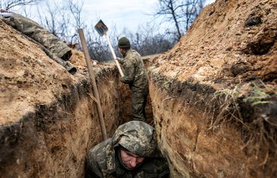 Soldații ruși care se predau în războiul cu Ucraina sunt abuzați în propriile unități: „Mai bine în captivitate”