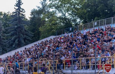 Imaginile ignorate din week-end »10.000 de oameni în tribune la meciul netelevizat din România