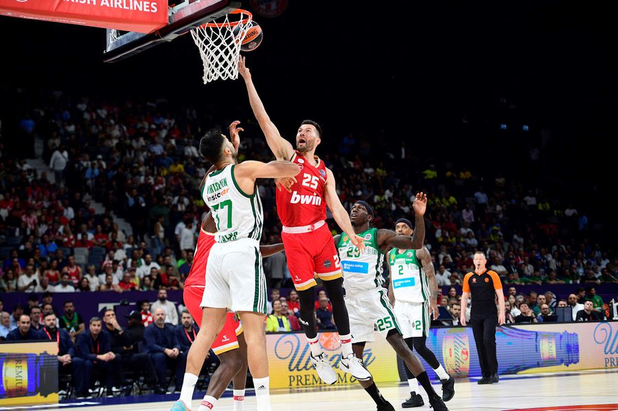 Panathinaikos vs. Olympiacos, una din cele mai mari rivalități ale baschetului european/Foto: euroleaguebasketball.net Fiasco total în Grecia, în finala campionatului de baschet » Acuzații incredibile la adresa patronului lui Panathinaikos: „E căutat pentru a fi arestat. Îți provoacă voma!”