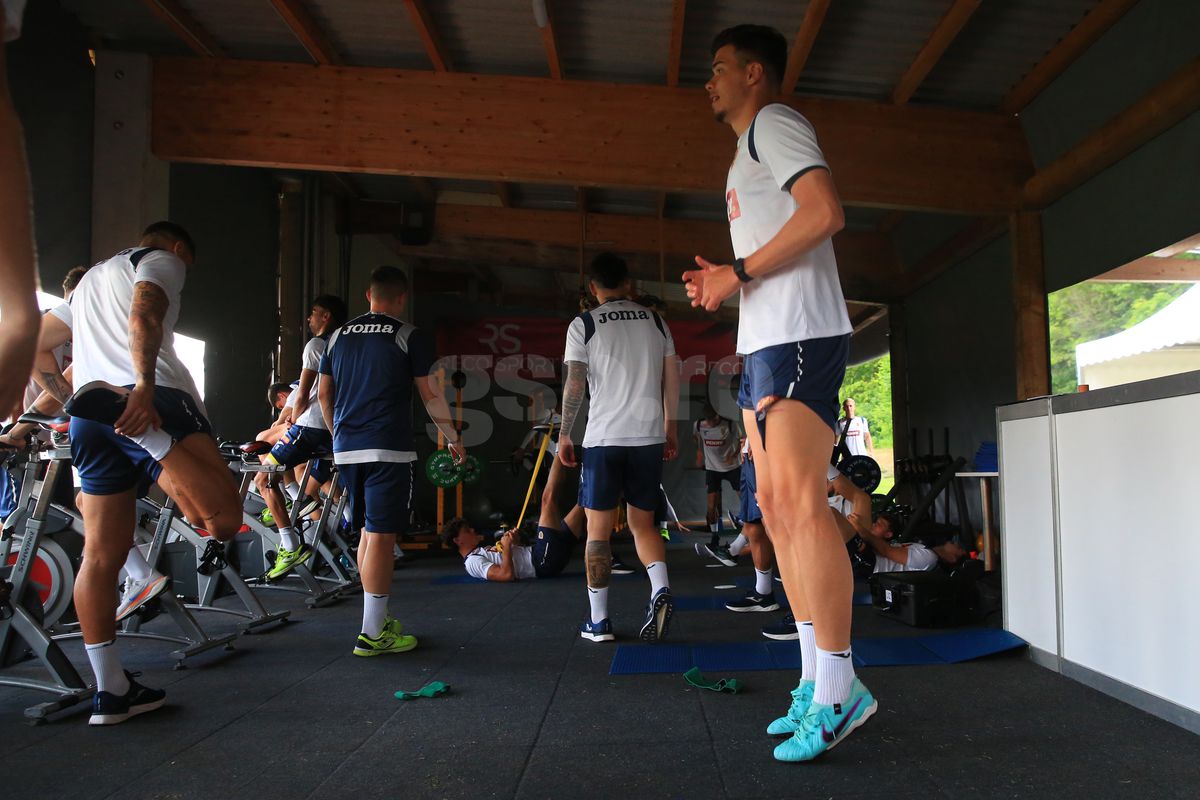 Soțul Teodorei Meluță, „inamicul” nr. 1 în cantonament » Ce regim zilnic trebuie să îndure fotbaliștii lui Daniel Pancu înainte de Campionatul European