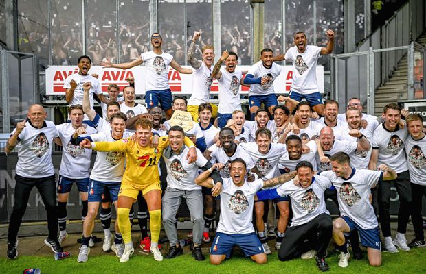 Direct în istorie! Au promovat după 47 de ani, de pe locul 7!