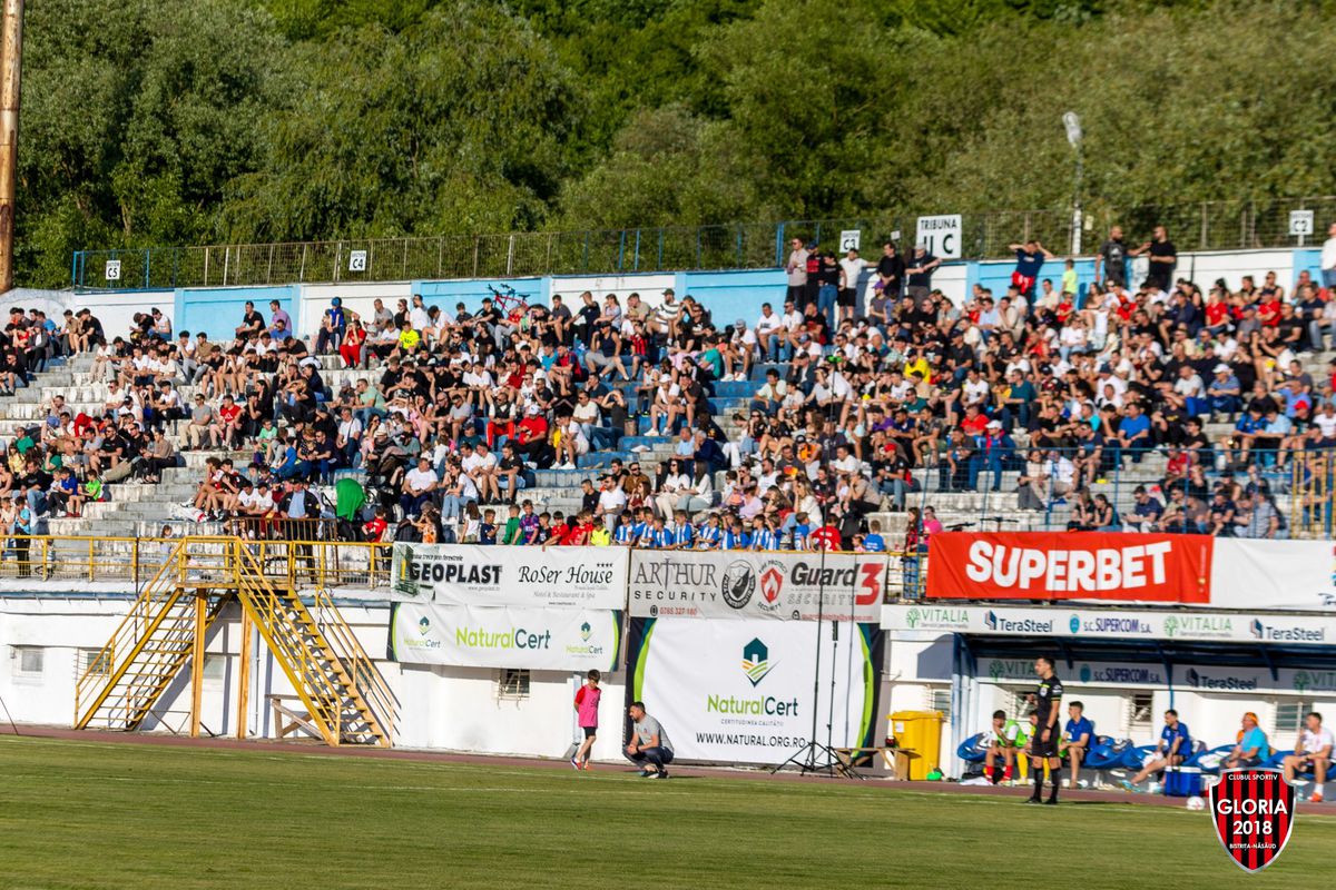 Imaginile ignorate din week-end »10.000 de oameni în tribune la meciul netelevizat din România