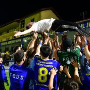 Imagini de colecție cu Adrian Mihalcea după ce a salvat-o pe Unirea Slobozia de la retrogradare. FOTO: Cristi Preda