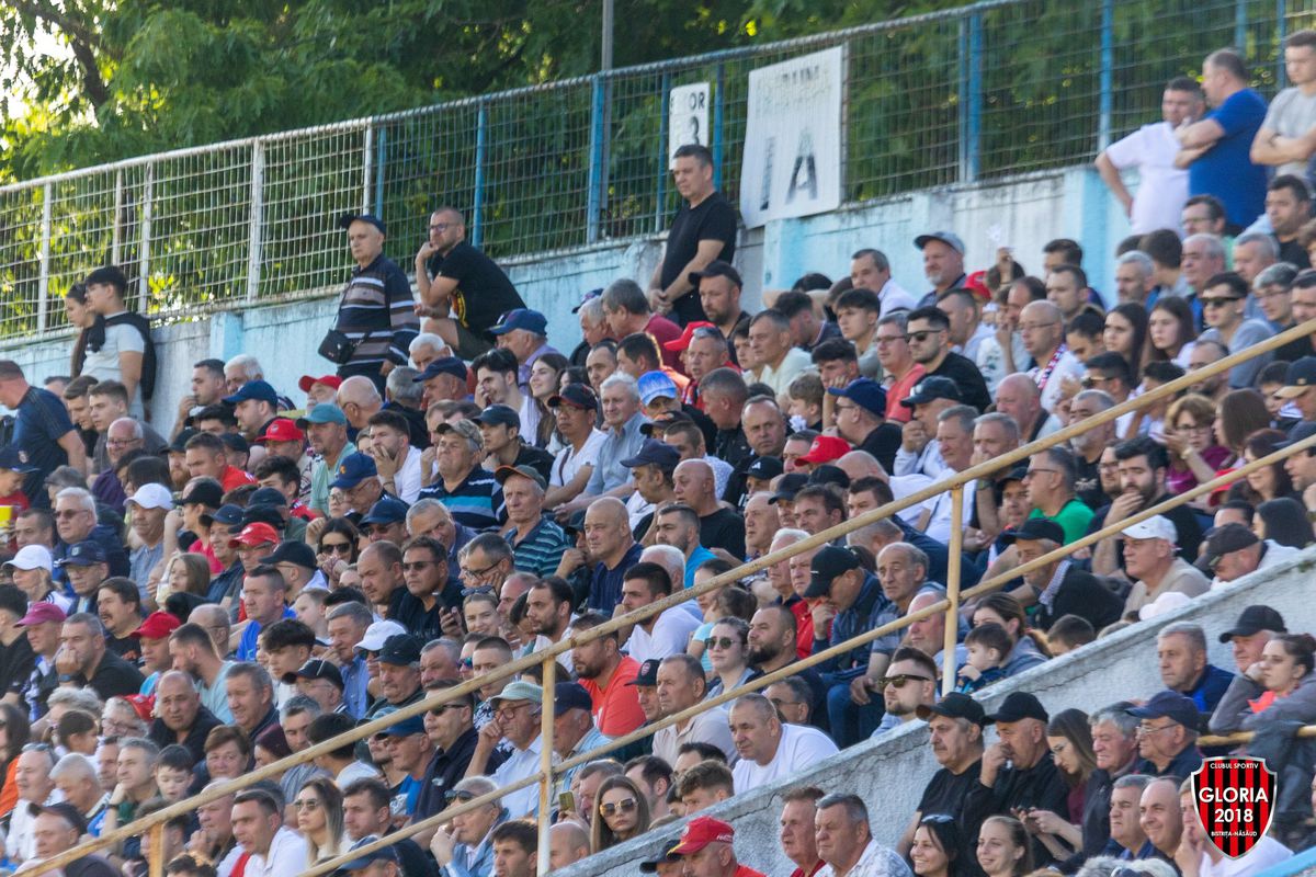 Imaginile ignorate din week-end »10.000 de oameni în tribune la meciul netelevizat din România