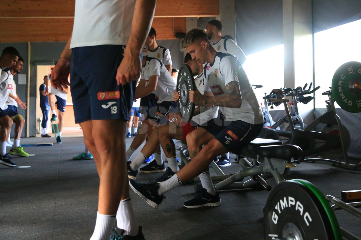 Soțul Teodorei Meluță, „inamicul” nr. 1 în cantonament » Ce regim zilnic trebuie să îndure fotbaliștii lui Daniel Pancu înainte de Campionatul European