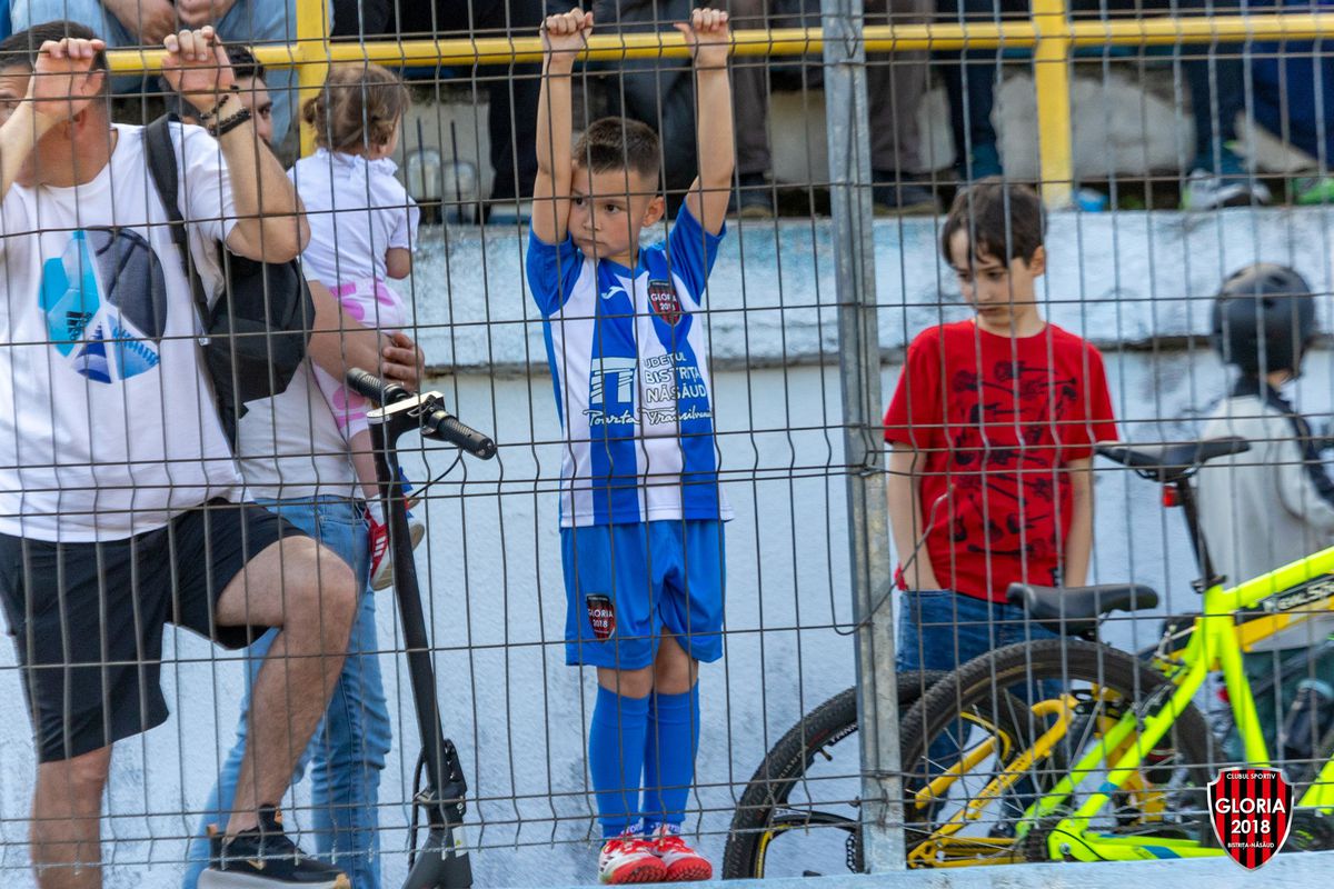 Imaginile ignorate din week-end »10.000 de oameni în tribune la meciul netelevizat din România