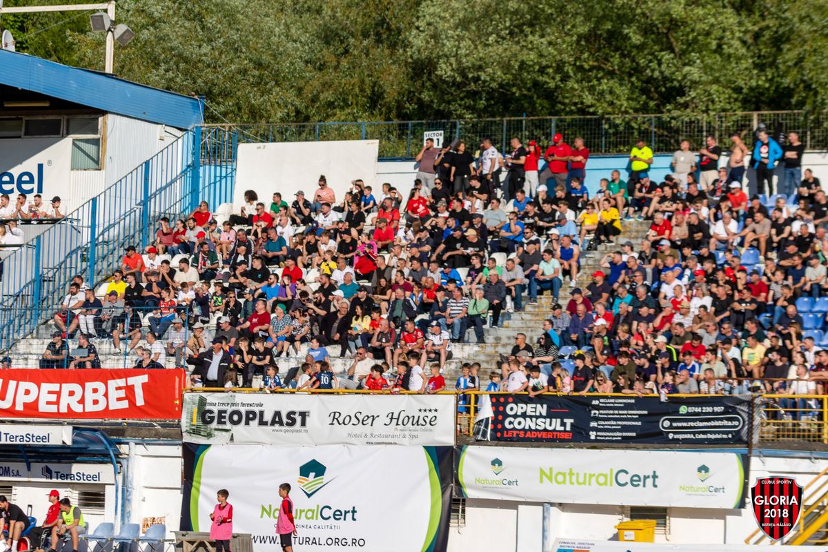 Imaginile ignorate din week-end »10.000 de oameni în tribune la meciul netelevizat din România