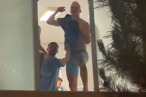 VIDEO Imagini superbe din vestiarul Unirii Slobozia: „Să vină banii la băieți” » Un jucător a ieșit pe geam, cu boxa în mână