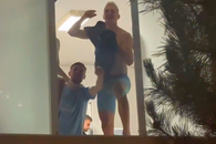 Imagini superbe din vestiarul Unirii Slobozia: „Să vină banii la băieți!” » Un jucător a ieșit pe geam, cu boxa în mână