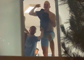 Imagini superbe din vestiarul Unirii Slobozia: „Să vină banii la băieți!” » Un jucător a ieșit pe geam, cu boxa în mână