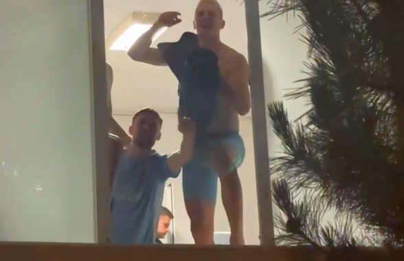 Imagini superbe din vestiarul Unirii Slobozia: „Să vină banii la băieți!” » Un jucător a ieșit pe geam, cu boxa în mână