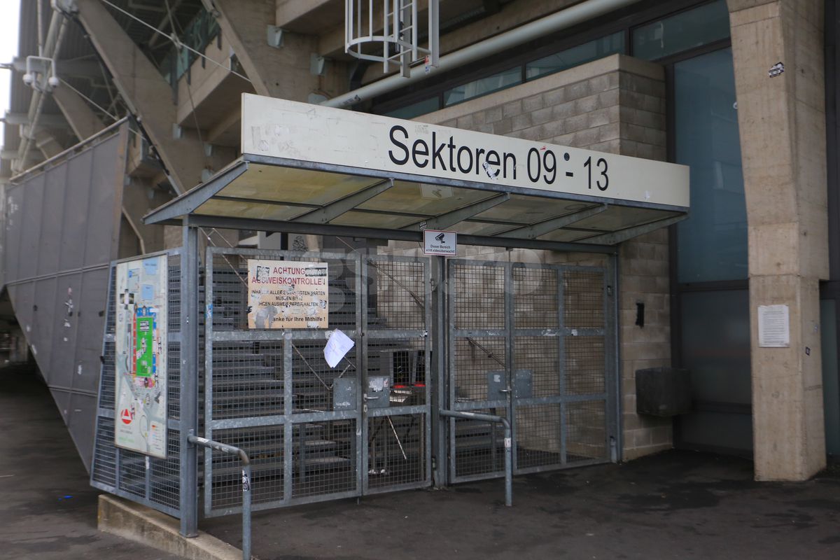 S-a schimbat România, s-a schimbat lumea! Am intrat pe ultimul stadion pe care Dinamo a câștigat „afară" în grupele cupelor europene » Incredibil cum arată peluza!