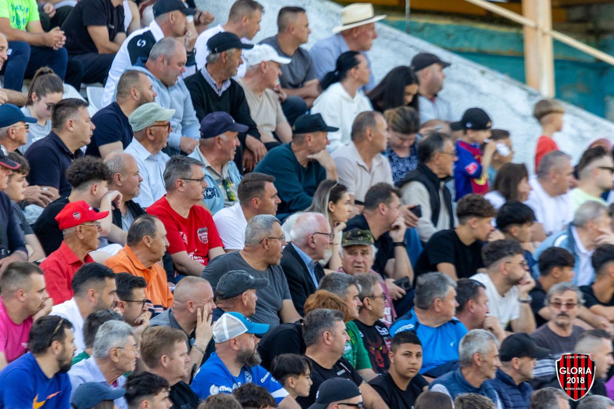 Imaginile ignorate din week-end »10.000 de oameni în tribune la meciul netelevizat din România