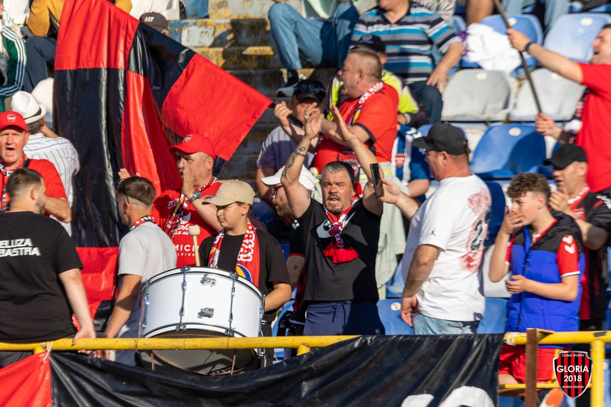 Imaginile ignorate din week-end »10.000 de oameni în tribune la meciul netelevizat din România