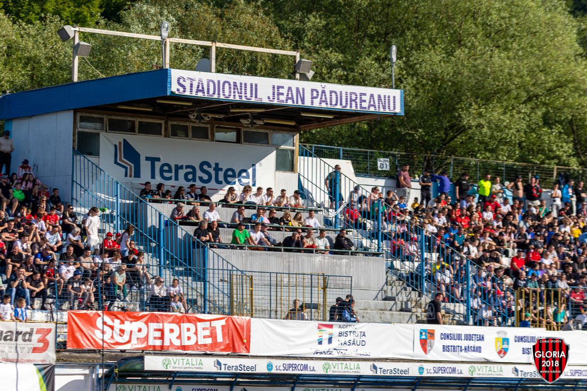 Imaginile ignorate din week-end »10.000 de oameni în tribune la meciul netelevizat din România