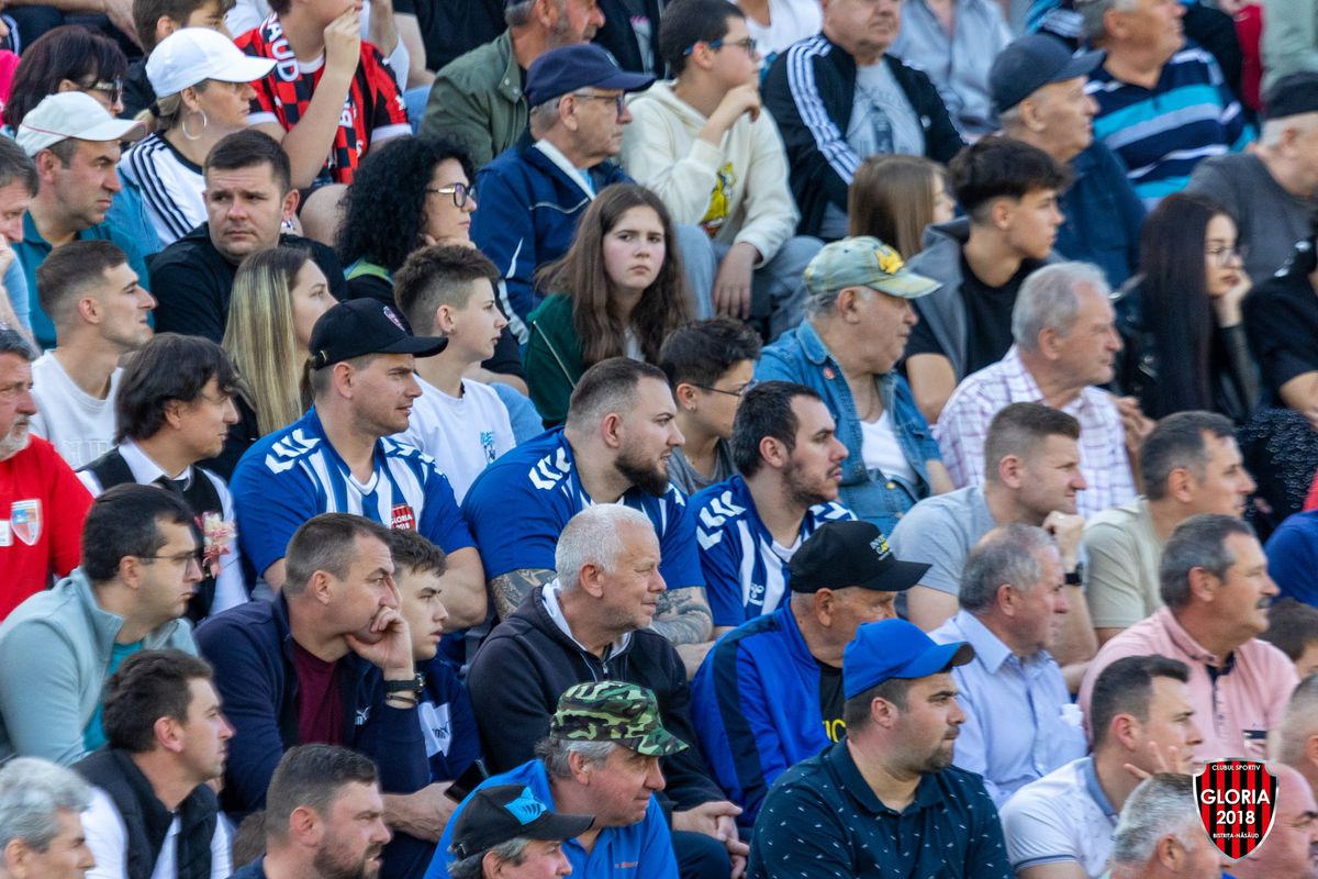 Imaginile ignorate din week-end »10.000 de oameni în tribune la meciul netelevizat din România