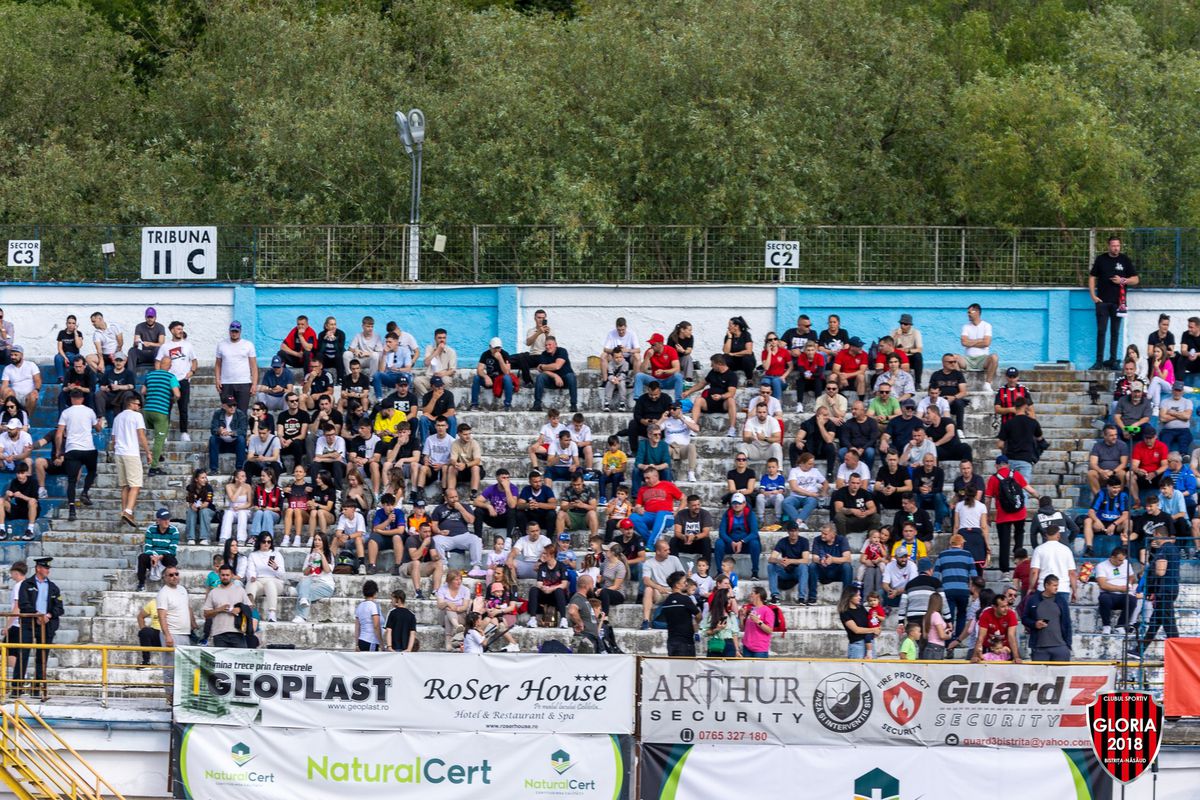 Imaginile ignorate din week-end »10.000 de oameni în tribune la meciul netelevizat din România