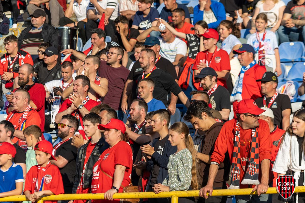 Imaginile ignorate din week-end »10.000 de oameni în tribune la meciul netelevizat din România