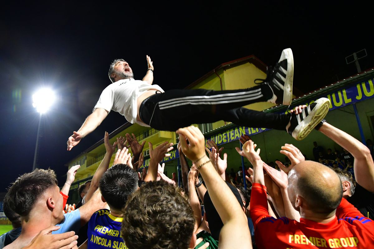 Imagini de colecție cu Adrian Mihalcea după ce a salvat-o pe Unirea Slobozia de la retrogradare