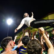 Imagini de colecție cu Adrian Mihalcea după ce a salvat-o pe Unirea Slobozia de la retrogradare. FOTO: Cristi Preda