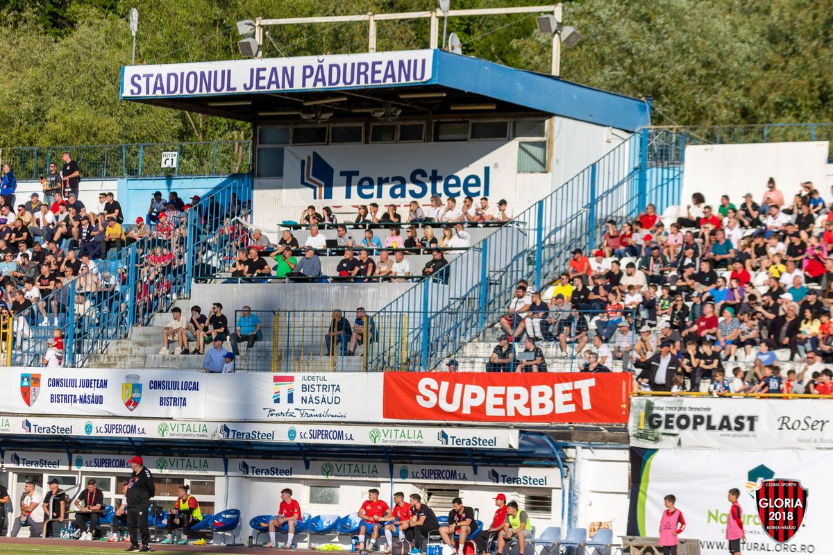 Imaginile ignorate din week-end »10.000 de oameni în tribune la meciul netelevizat din România