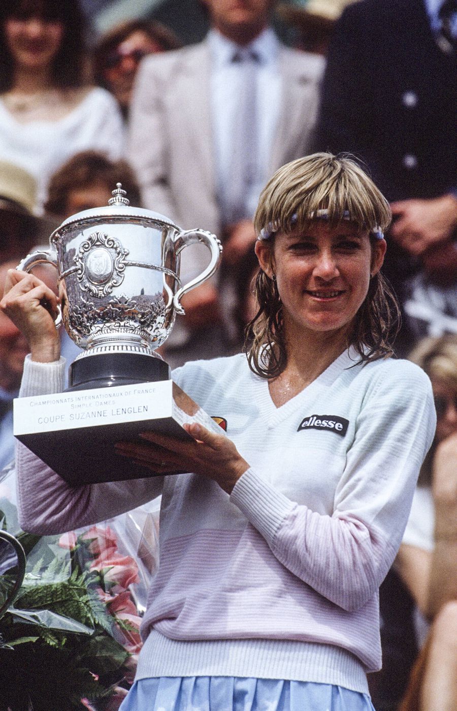 Chris Evert cu trofeul de la Roland Garros în 1983 FOOT Imago Images Chris Evert despre experiența sa la Roland Garros: „Publicul francez nu era interesat de tenisul feminin. Atenția era îndreptată spre Năstase, Borg și Connors” + care sunt favoriții la câștigarea trofeului în acest an
