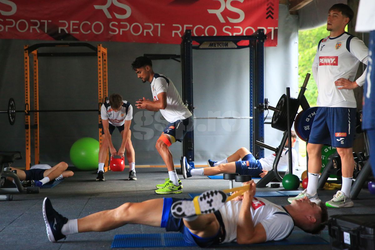 Soțul Teodorei Meluță, „inamicul” nr. 1 în cantonament » Ce regim zilnic trebuie să îndure fotbaliștii lui Daniel Pancu înainte de Campionatul European