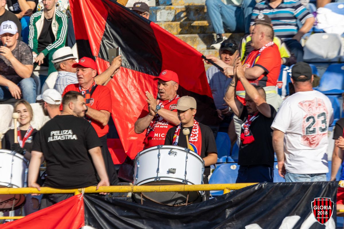 Imaginile ignorate din week-end »10.000 de oameni în tribune la meciul netelevizat din România