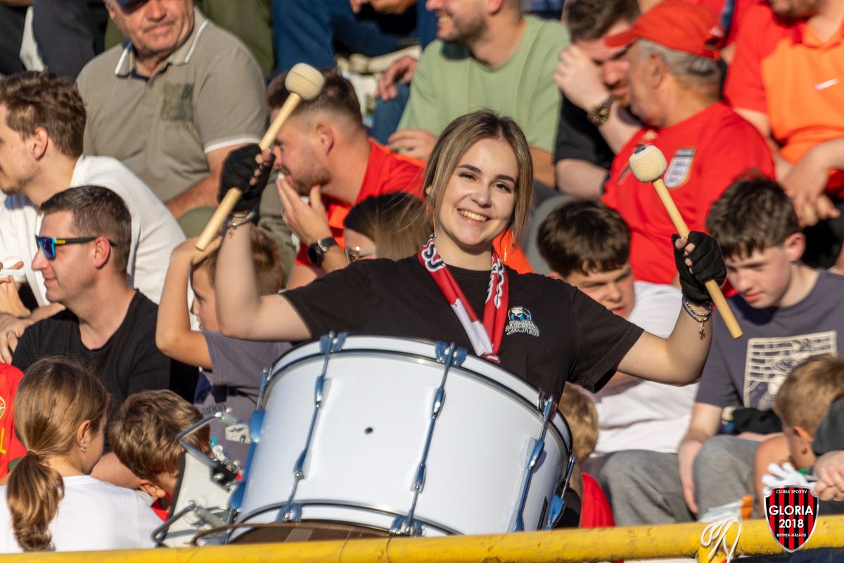 Imaginile ignorate din week-end »10.000 de oameni în tribune la meciul netelevizat din România