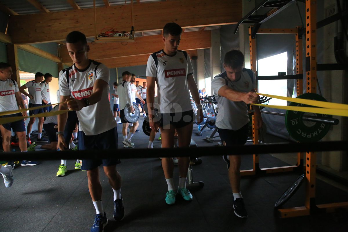 Soțul Teodorei Meluță, „inamicul” nr. 1 în cantonament » Ce regim zilnic trebuie să îndure fotbaliștii lui Daniel Pancu înainte de Campionatul European