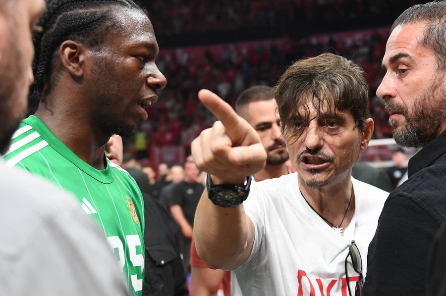 Dimitris Giannakopoulos, proprietarul lui Panathinaikos BC/Foto: Imago Images Fiasco total în Grecia, în finala campionatului de baschet » Acuzații incredibile la adresa patronului lui Panathinaikos: „E căutat pentru a fi arestat. Îți provoacă voma!”