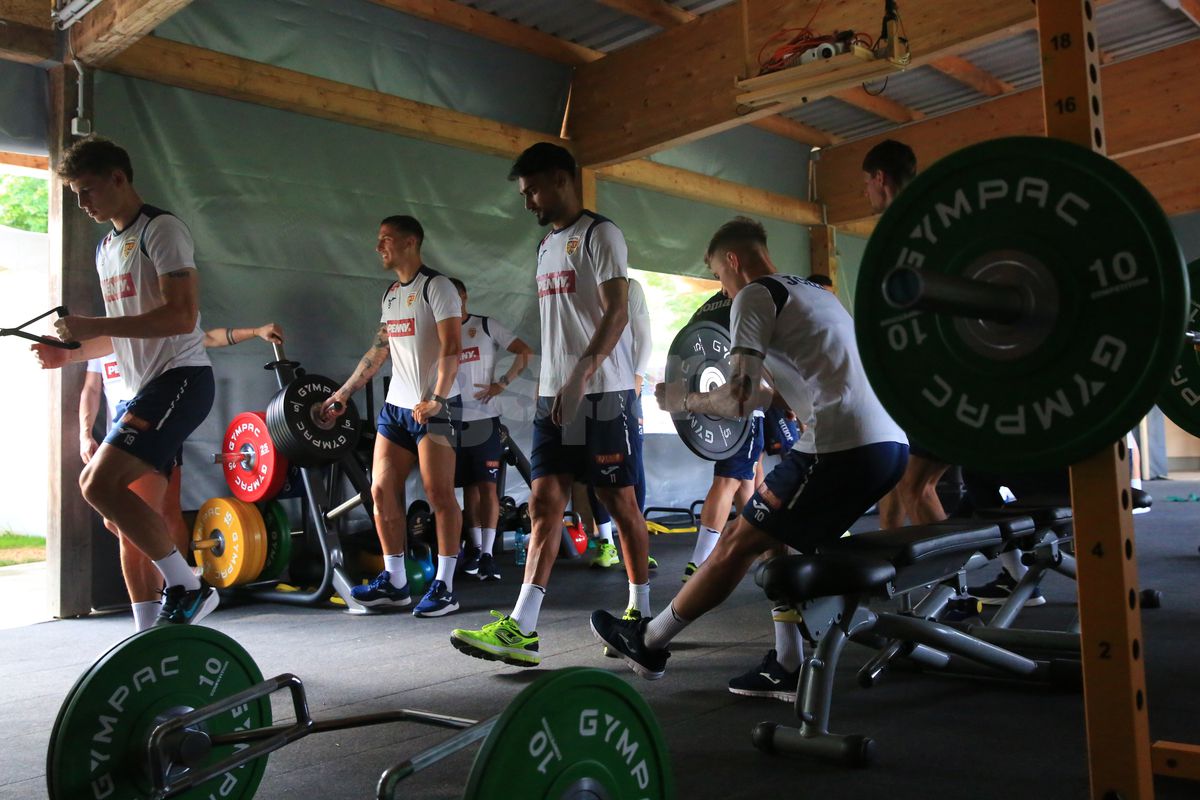 Soțul Teodorei Meluță, „inamicul” nr. 1 în cantonament » Ce regim zilnic trebuie să îndure fotbaliștii lui Daniel Pancu înainte de Campionatul European