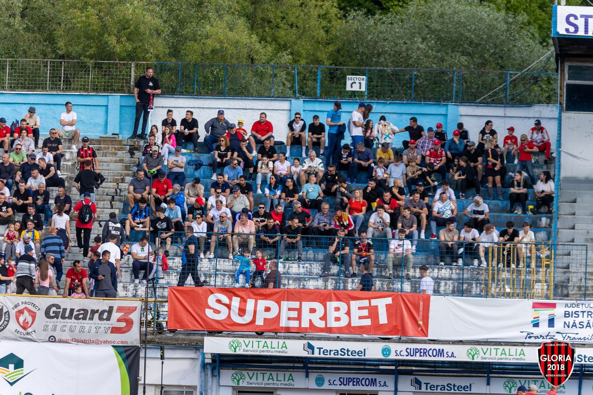 Imaginile ignorate din week-end »10.000 de oameni în tribune la meciul netelevizat din România