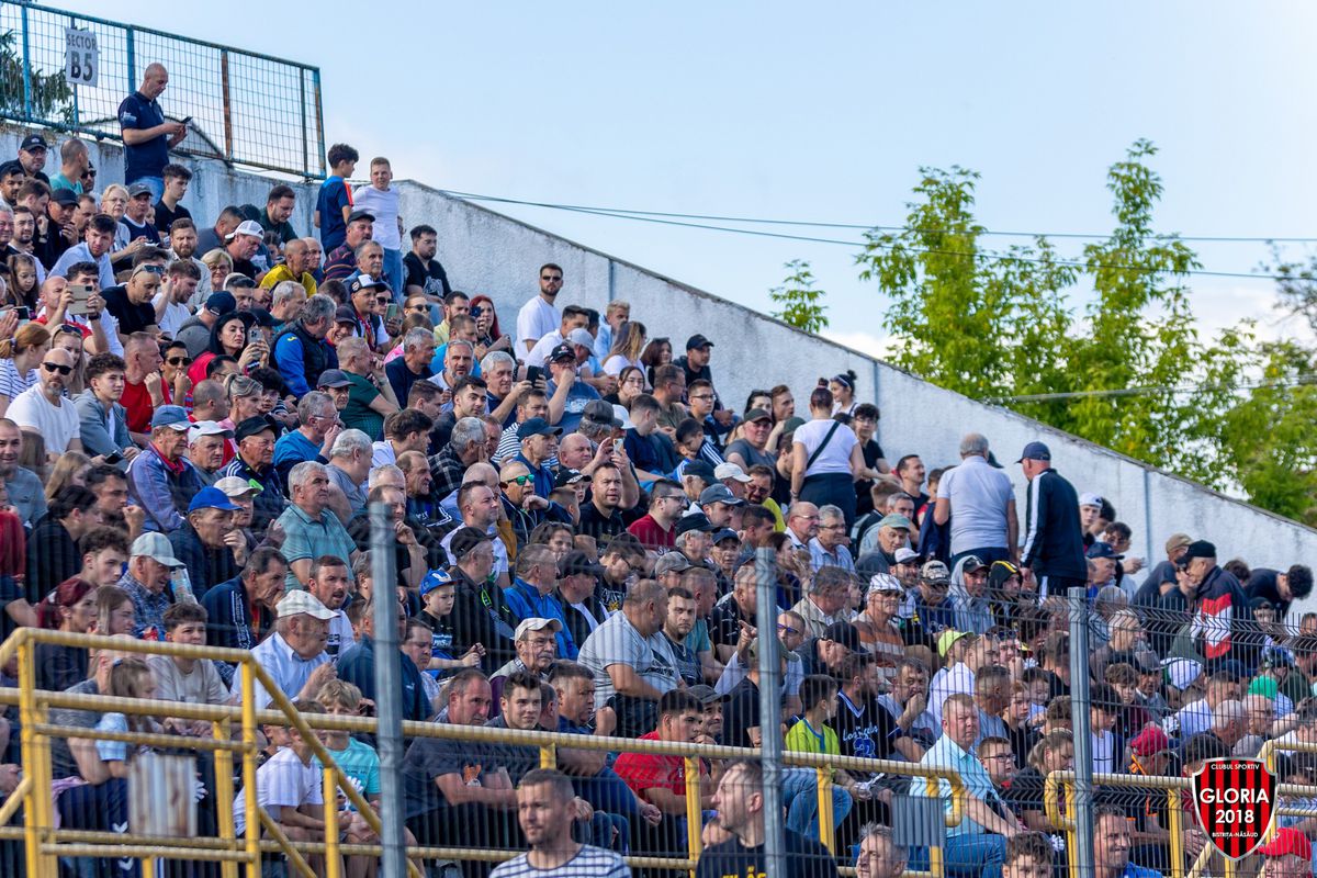 Imaginile ignorate din week-end »10.000 de oameni în tribune la meciul netelevizat din România