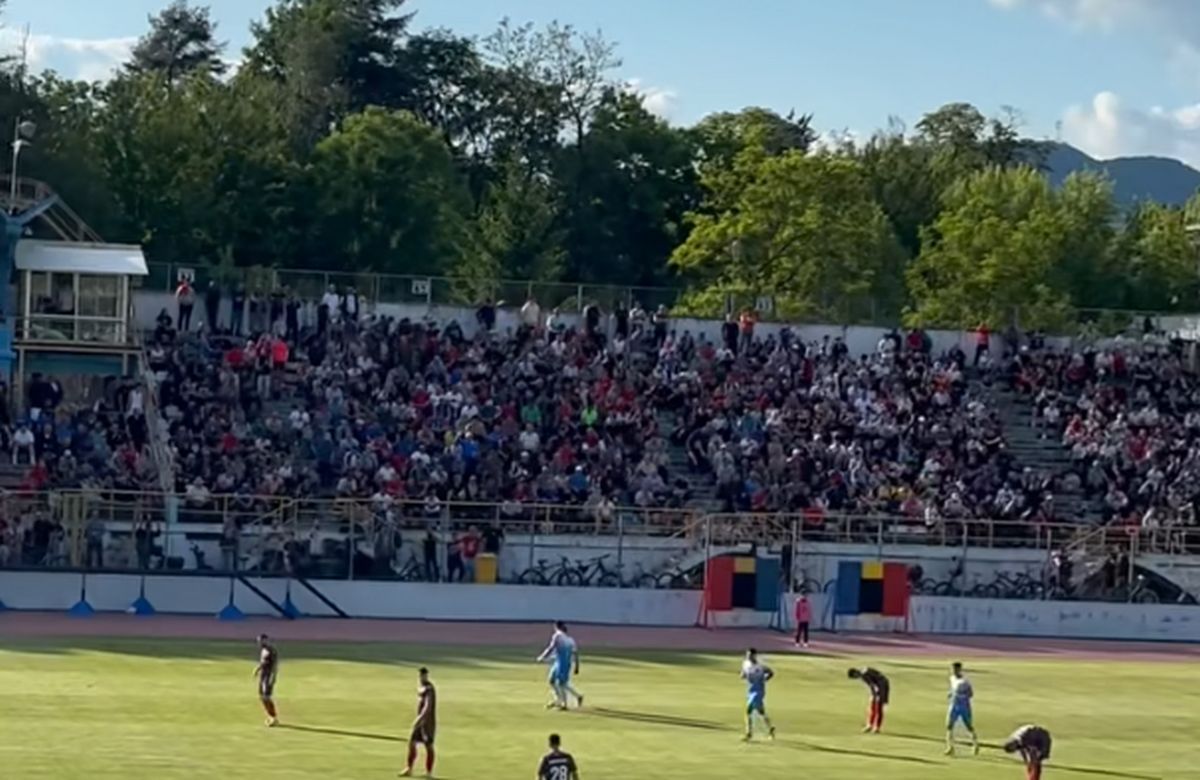Imaginile ignorate din week-end »10.000 de oameni în tribune la meciul netelevizat din România