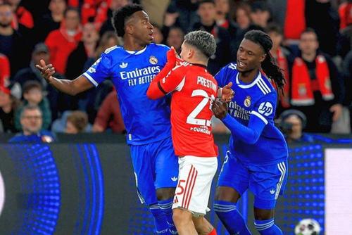 Gianluca Prestianni își ridică tricoul în dreptul gurii când i se adresează lui Vinicius, în Benfica - Real Madrid // FOTO: Imago Images