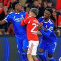 Gianluca Prestianni își ridică tricoul în dreptul gurii când i se adresează lui Vinicius, în Benfica - Real Madrid // FOTO: Imago Images