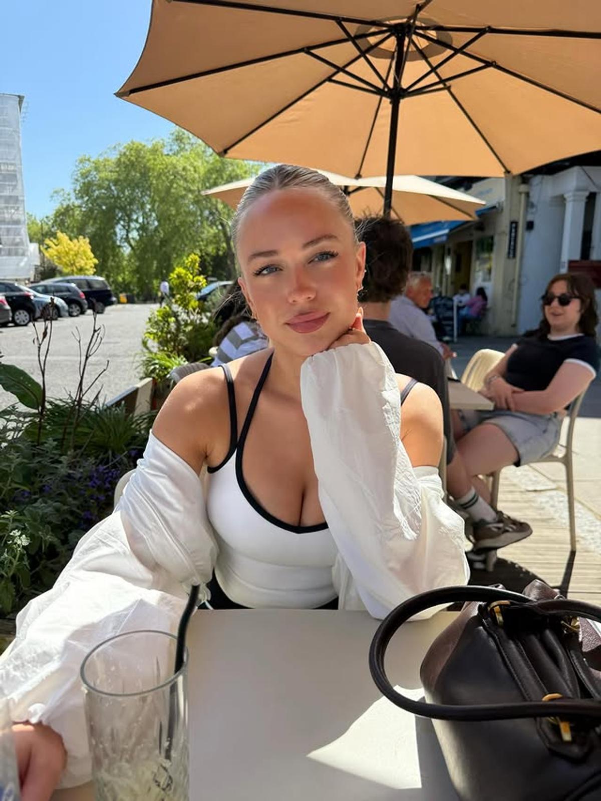 Escapadă romantică înainte de a veni la reunirea lotului. Noua iubită a stoperului de la Tottenham e model