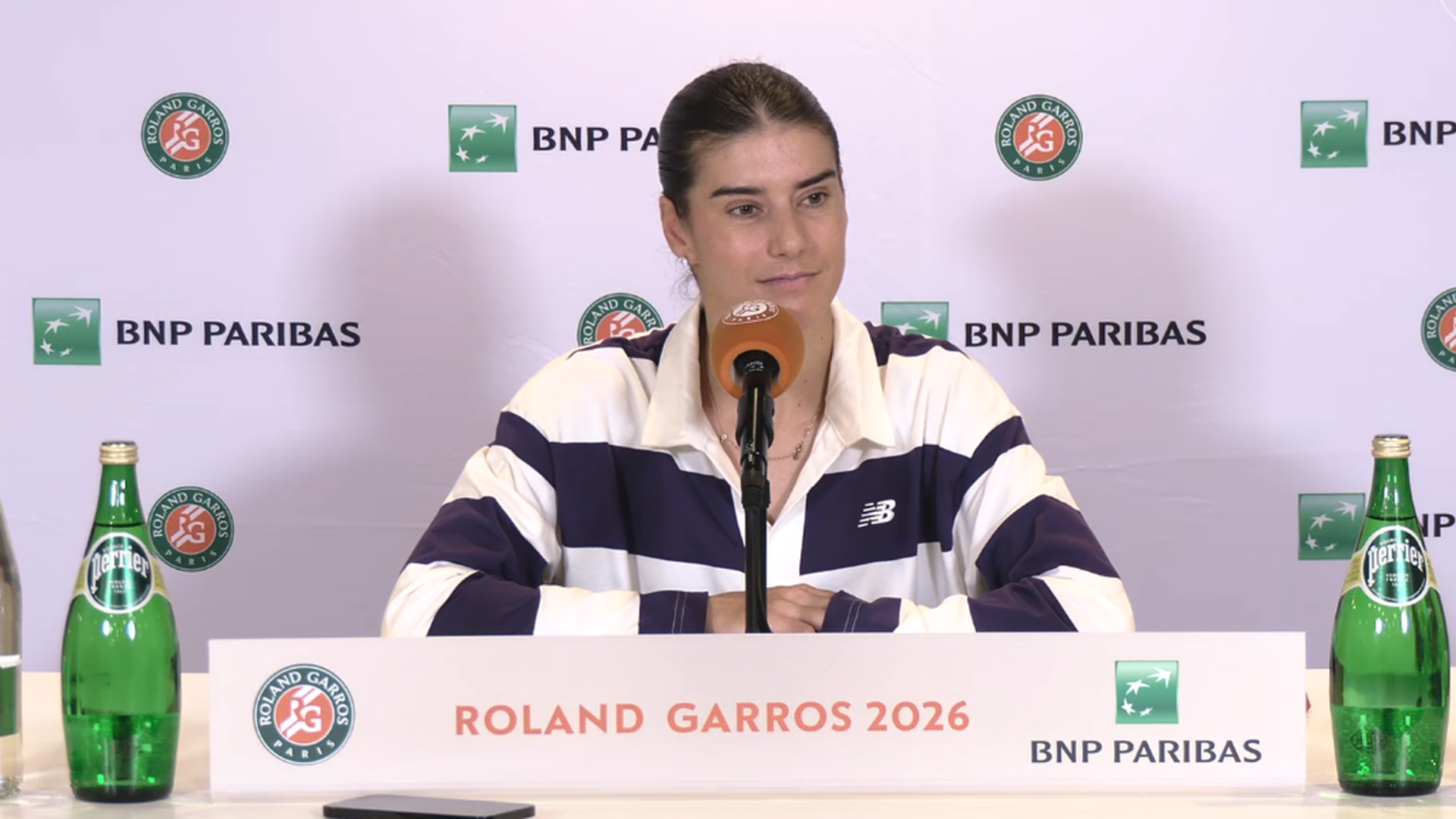 Sorana Cîrstea în timpul meciului la Roland Garros, demonstrând experiența acumulată în cariera tenis de peste 17 ani. | sursa foto: Gazeta Sporturilor