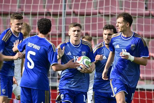 FCSB nu a renunțat la Emerllahu (în centrul imaginii, marcator în Kosovo - Cehia) // FOTO Imago Images