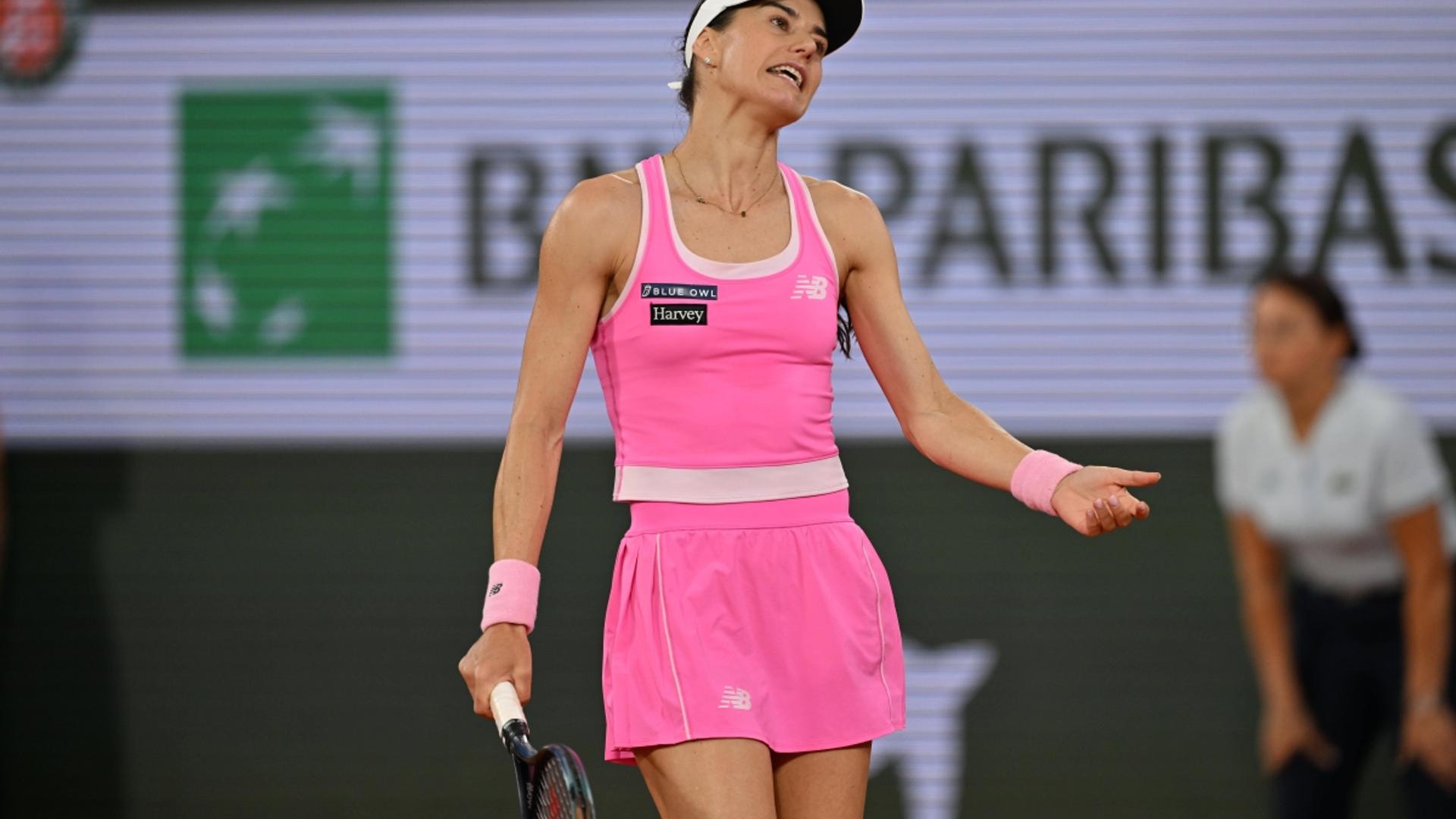 Sorana Cîrstea în timpul meciului de la Roland Garros, în sferturi finală, în turnee Mare Șlem, concentrată pe lovitura cu racheta. | sursa foto: Gazeta Sporturilor