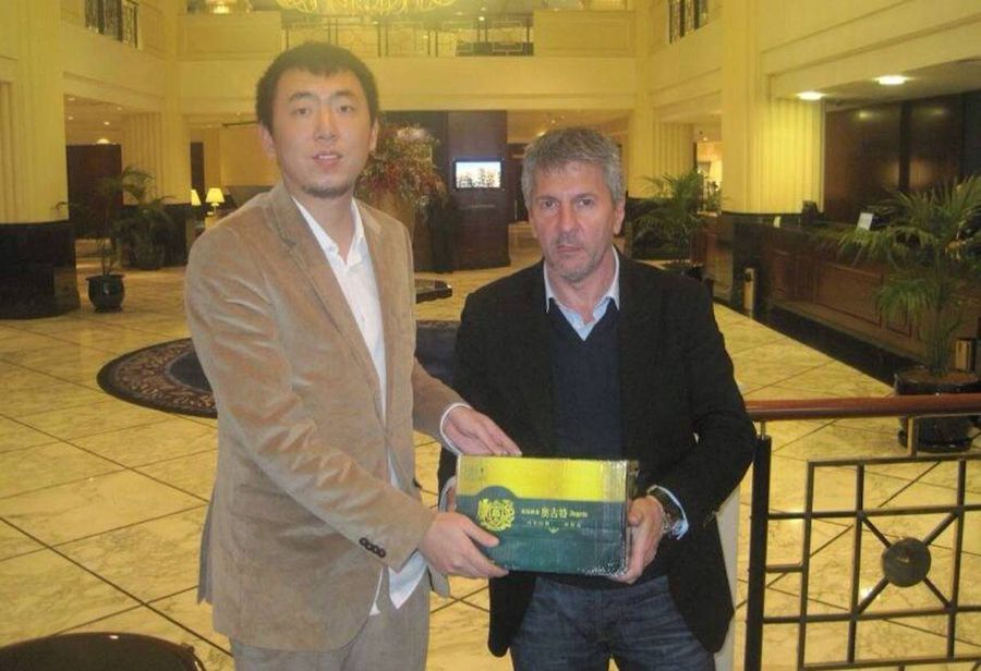 Bruce Ji (stânga), mâna dreaptă a aranjorului de meciuri Eric Mao, alături de tatăl lui Leo Messi Legături incredibile ale mafiei pariurilor cu două cluburi din România. „Președintele ne-a spus la pauză: «Patru goluri!». Jucătorii au scos imediat telefoanele”